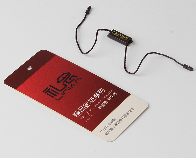 衣服吊牌在定做時(shí)出幺蛾子，制造商這樣做不懼怕劃痕